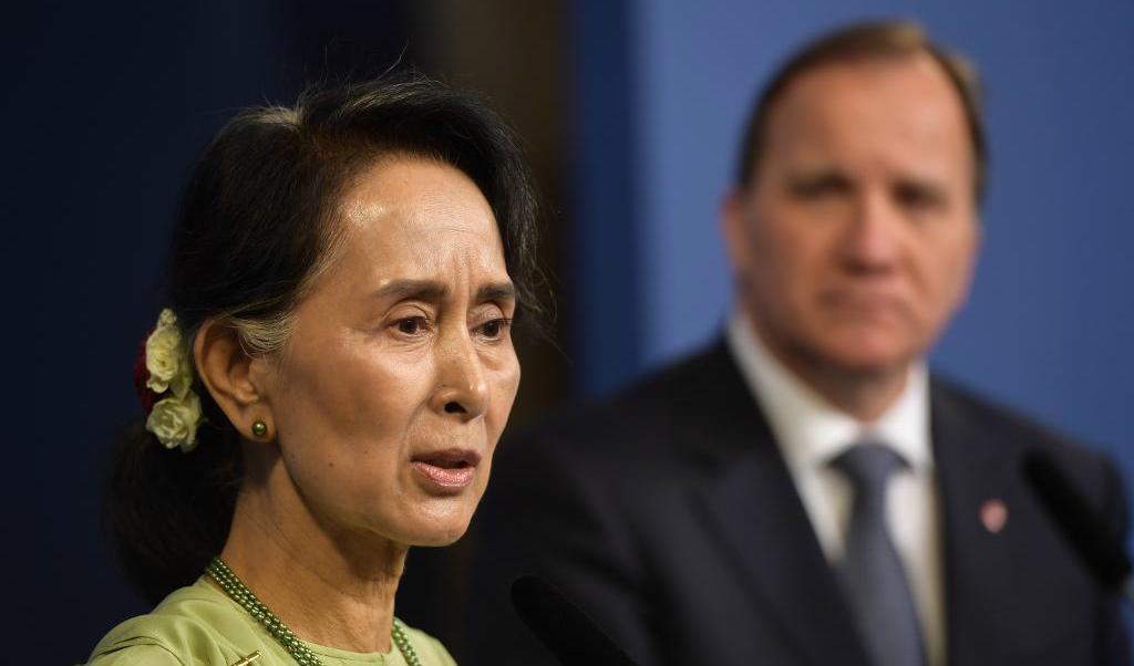 
Burmas statskansler Aung San Suu Kyi och statsminister Stefan Löfven vid en presskonferens på Rosenbad i Stockholm. Foto: Henrik Montgomery/TT                                            