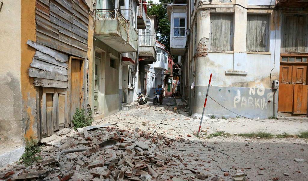 

En byggnad i byn Plomari på Lesbos i Grekland skadades i skalvet. Foto: Manolis Lagoutaris/InTime News via AP                                                                                        