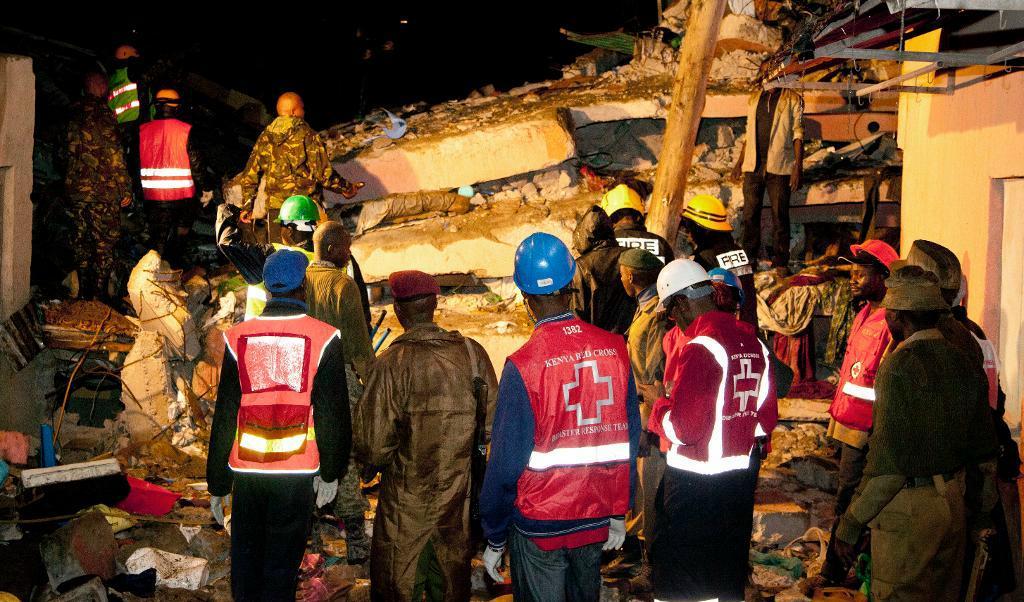 
Räddningspersonal letar efter överlevande efter ett tidigare husras i Nairobi. Över 50 människor omkom när ett hus rasade den 30 april 2016. Foto: Sayyid Abdul Azim/AP/TT                                            