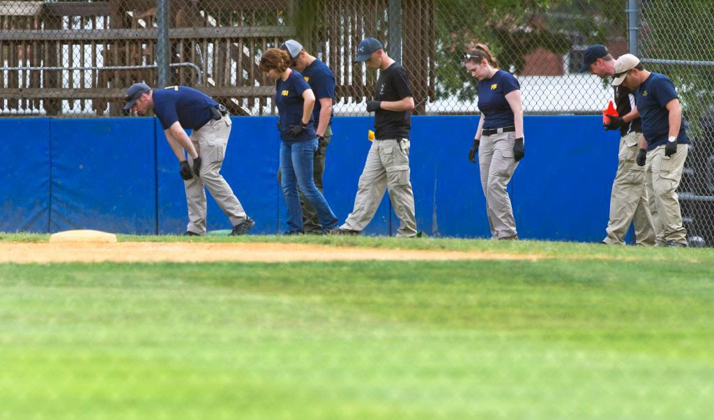 

Baseballplan i Virginia där skottlossningen inträffade undersöks av myndigheterna. Foto: Cliff Owen/AP/TT                                                                                        