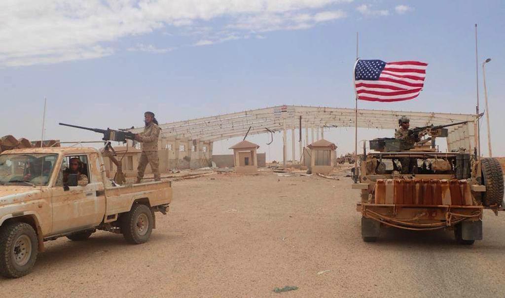 
En medlem i den USA-stödda rebellgruppen Maghawir al-Thawra bredvid en amerikansk soldat vid al-Tanf i södra Syrien. Arkivbild.                                            
