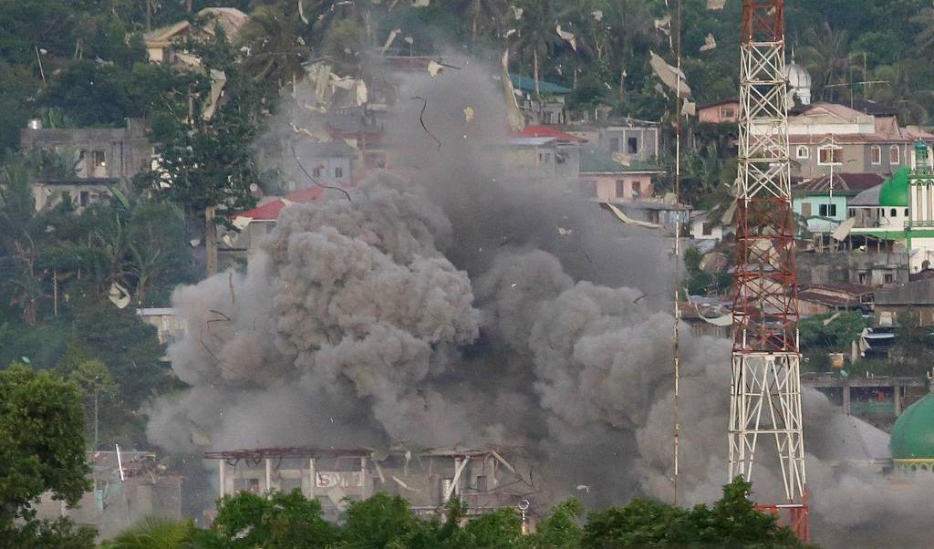 
Filippinska flygvapnet bombar ett misstänkt rebelltillhåll i staden Marawi. Bild från den 9 juni. Foto: Aaron Favila/AP/TT                                            
