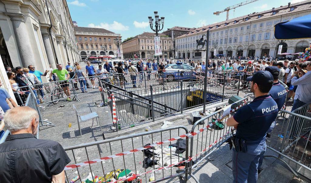 
Polis vid avspärrningarna på Piazza San Carlo i Turin efter att fler än 1 500 personer skadades när panik utbröt bland Juventusanhängare. Foto: Alessandro Di Marco/AP/TT                                            