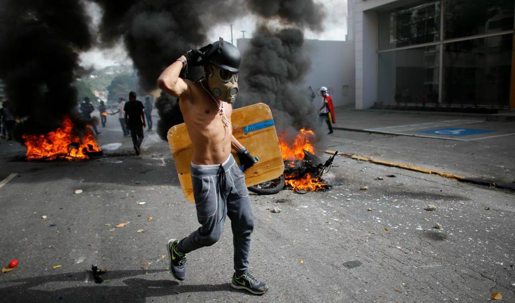 Frustration har förvandlats till vrede i Venezuela, där invånarna tar ut sina aggressioner på varandra. Under en protest i Caracas i maj gav sig en lynchmobb på en man som anklagades för att vara tjuv. Mannen sattes i brand och avled senare. Arkivbild. Foto:
Ariana Cubillos/AP/TT