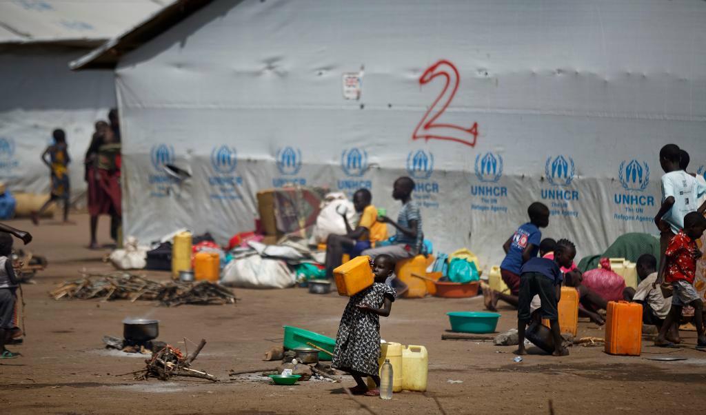 
En flicka från Sydsudan dricker vatten i ett av UNHCR:s flyktingläger i Uganda. Konflikten i Sydsudan bidrog till att 2016 blev ett år med rekordmånga människor på flykt. Foto: Ben Curtis AP/TT                                            