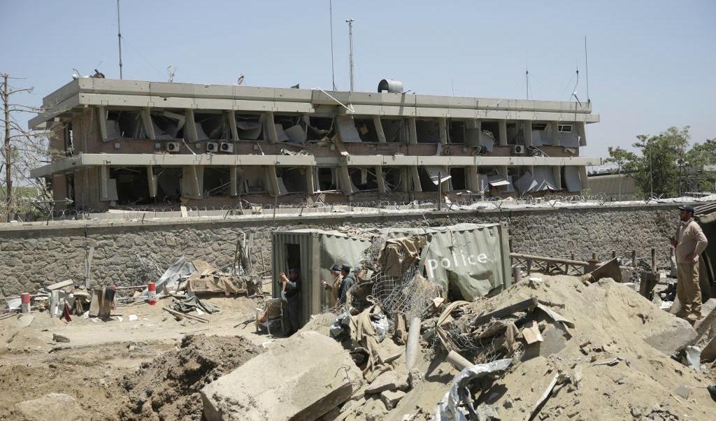 Förstörelse i Kabul efter en självmordsattack 2 juni. Foto: Massoud Hossaini/AP/TT-arkivbild