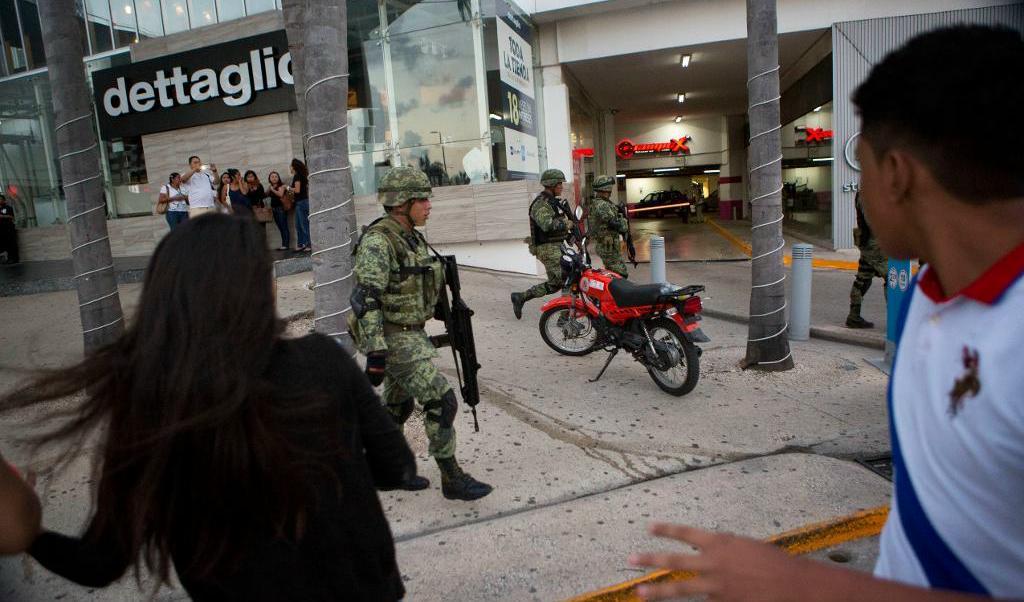 Soldater patrullerar i centrala Cancún sedan beväpnade män attackerat delstatsåklagarens kontor i januari. Lokal polis anklagar rivaliserande drogkarteller för det ökade våldet i staden. Arkivbild. Foto:
Rebecca Blackwell AP/TT