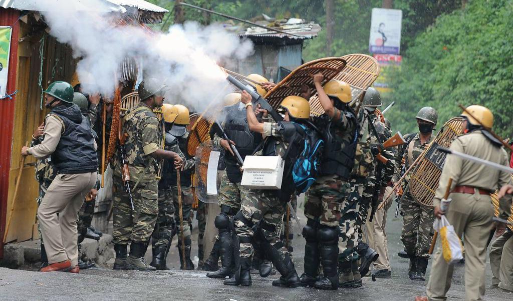 Indiska soldater tog till tårgas i dag mot anhängare till separatistgruppen Gorkha Janmukti Morcha (GJM) i Darjeeling. Foto:
Diptendu Dutta/AFP/TT