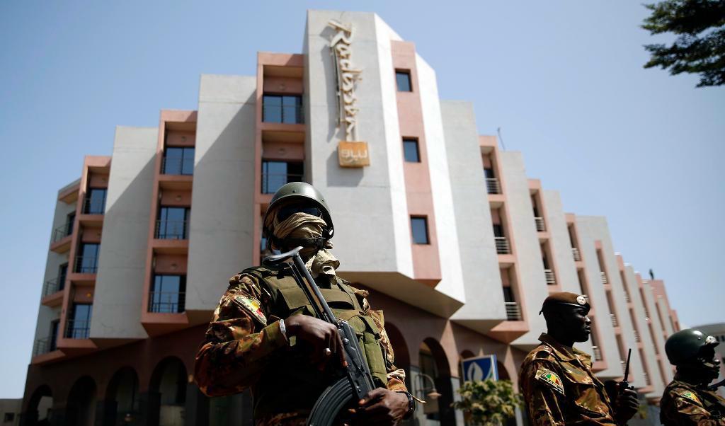 

Jihadister i Mali har tidigare slagit till mot mål där västerlänningar uppehåller sig. I november 2015 angreps lyxhotellet Radisson Blu i Bamako. Foto: Jerome Delay AP/TT-arkivbild                                                                                        