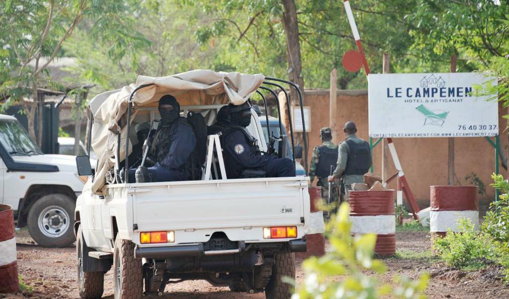 
Maliska poliser vid resorten som attackerades. Foto: Habibou Koyate/AFP/TT                                            