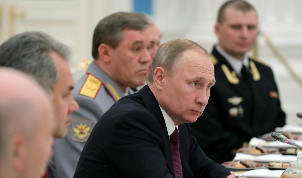 
Ryssland lägger ned den "heta linjen" till USA vad gäller flygoperationer i Syrien. President Vladimir Putin i mitten, med försvarsminister Sergej Shoigu till vänster. Foto: Mikhail Klimentyev/AP/TT                                            