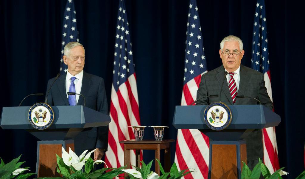 
USA:s utrikesminister Rex Tillerson och försvarsminister Jim Mattis på en pressträff efter mötet med en kinesisk delegation i Washington. Foto: Cliff Owen/AP/TT                                            