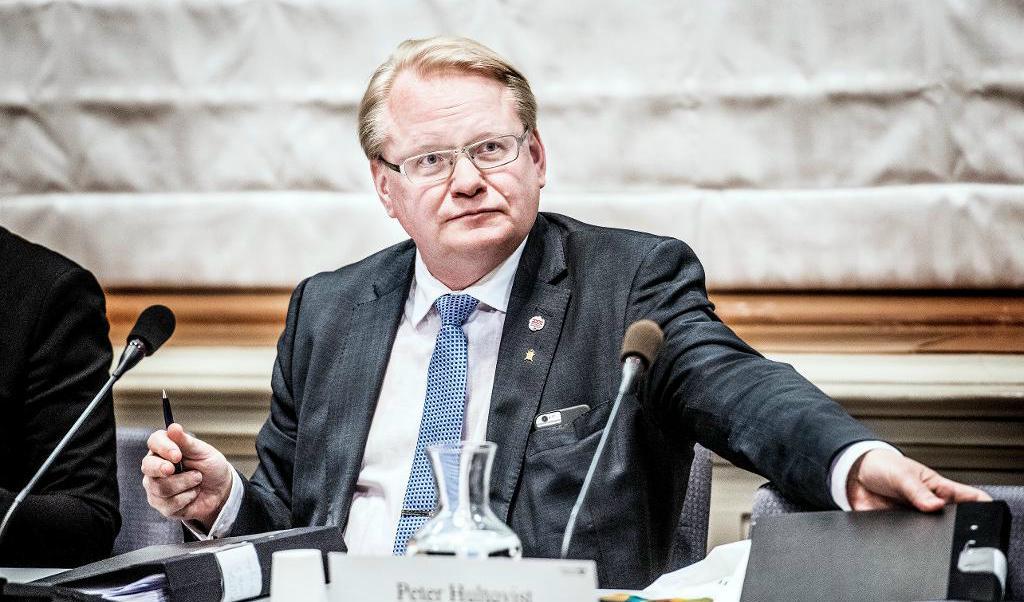 

Försvarsminister Peter Hultqvist (S) säger att Sveriges samarbete med Jef kan utveckla landets militära förmåga samt att bygga interoperabilitet och säkerhet tillsammans med andra. Foto: Tomas Oneborg/SvD/TT-arkivbild                                                                                        
