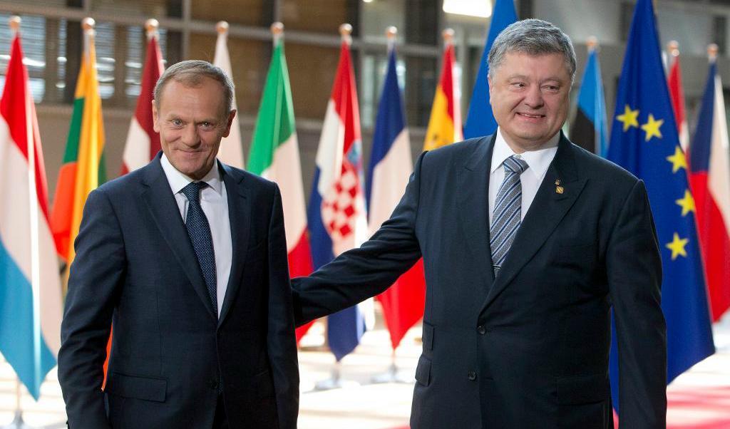 
Även Ukrainias president Petro Porosjenko är med på ett hörn under torsdagens och fredagens möten i Bryssel, här till höger om Donald Tusk. Foto: TT                                            