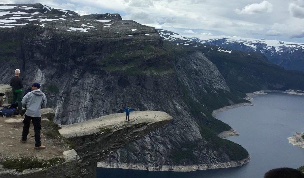
Trolltunga är en klipphylla som ligger ungefär 1 100 meter över havet. Den står ut horisontellt ungefär 700 meter över Ringedalsvatnet i länet Hordaland i västra Norge. Foto: TT                                            