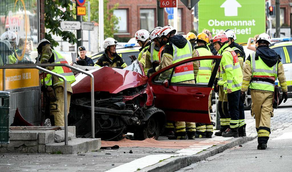 En 22-årig förare och hans 17-årige medpassagerare är allvarligt skadade efter att ha kört in i en husvägg i Malmö. Foto: TT
