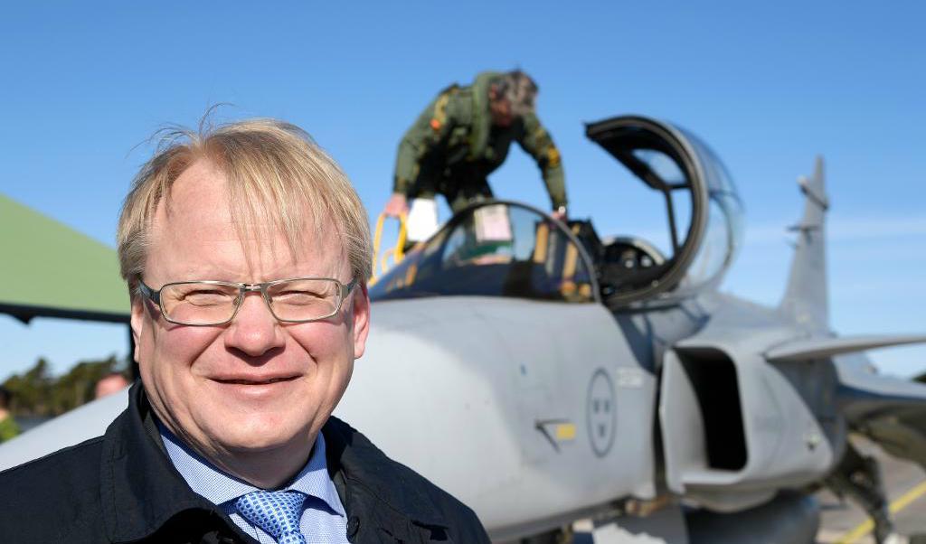 
Försvarsminister Peter Hultqvist vid ett Gripen-plan i Visby i våras. Foto: TT-arkivbild                                            