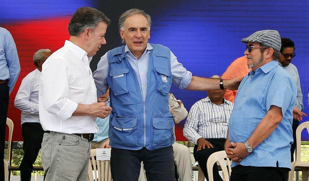 Jean Arnault, FN:s sändebud, samt Colombias president Juan Manuel Santos till vänster samt Rodrigo Londono, befälhavare i Farc, vid en ceremoni under tisdagen för den nu avslutade avväpningen av gerillan. Foto:
Fernando Vergara/AP/TT