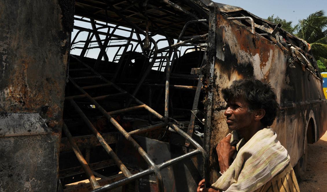 

Bussolyckan i Bareilly i indiska Uttar Pradesh tog 22 liv. Många brändes ihjäl i bussen ovan vid en annan olycka på Indiens många farliga vägar. 
Foto: Dibyangshu Sarkar/AFP/Getty Images                                                                                        