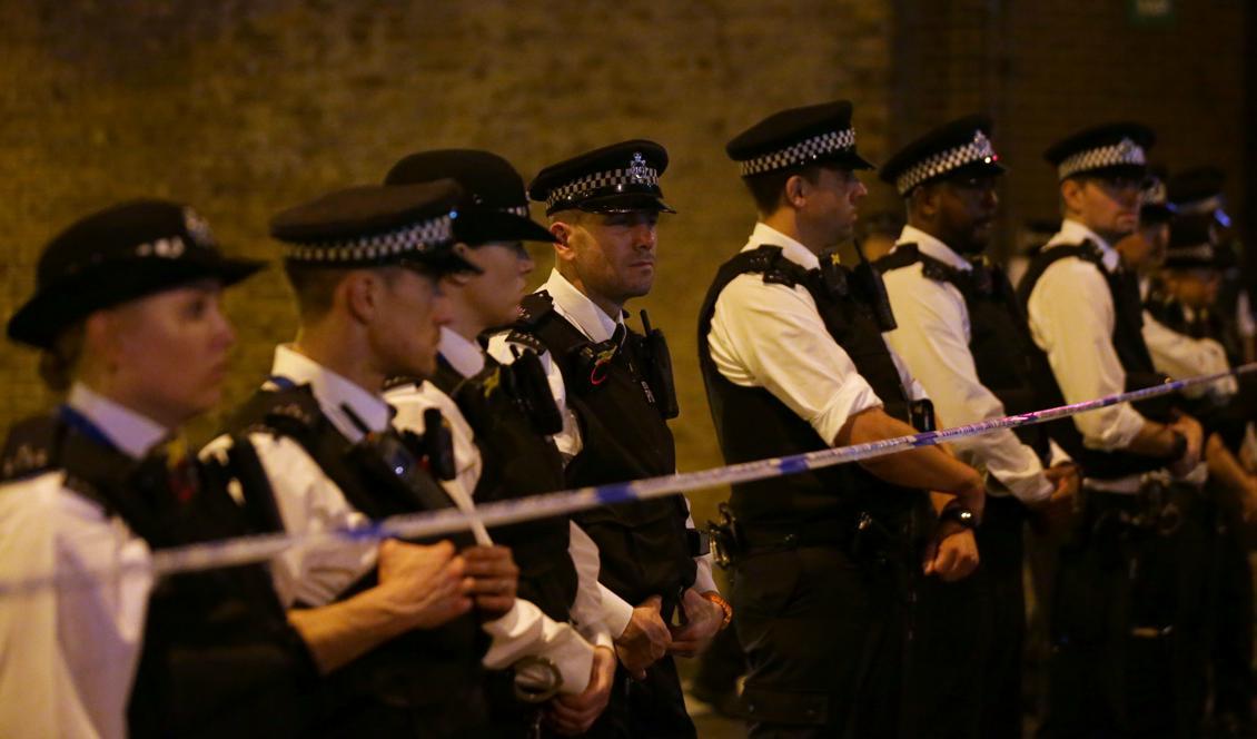 

Polis på platsen där en skåpbil kört in i människor i norra London. Foto: Daniel Leal-Olivas/AFP/Getty Images                                                                                        