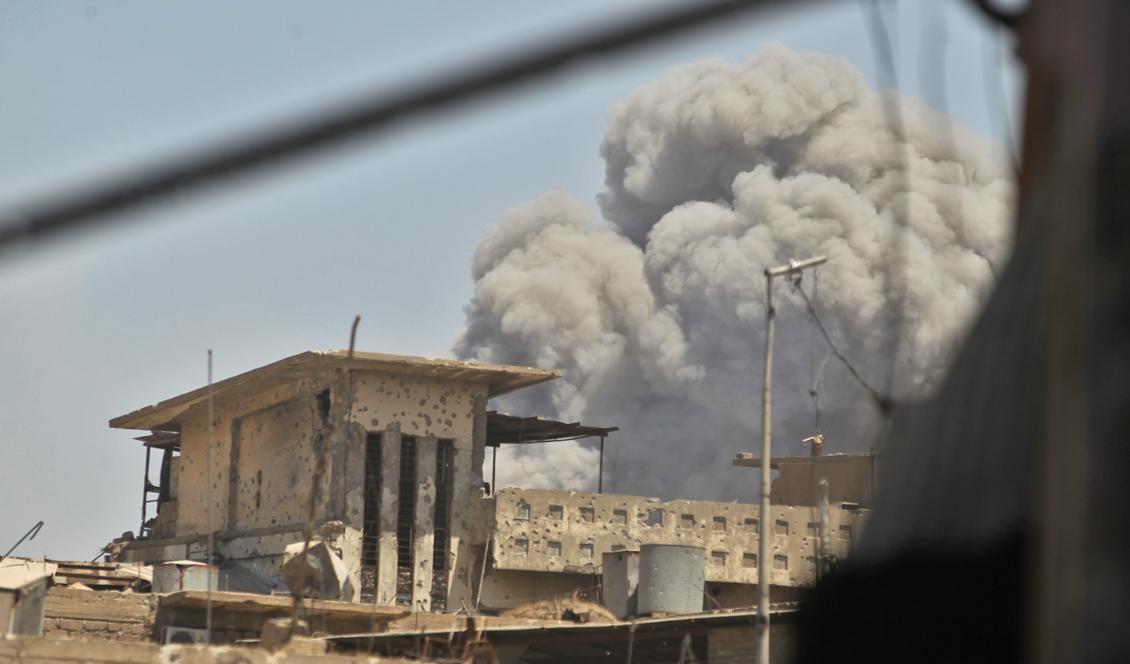 Tidigare IS-krigare har börjat vända hem efter att terrorgruppen förlorat stora landområden. Svenska myndigheter saknar beredskap för att ta emot återvändarna, enligt terrorforskaren Magnus Ranstorp.  På bilden har en bilbomb exploderat i Mosuls gamla stad. Foto: Ahmad Al-Rubaye/AFP/Getty Images