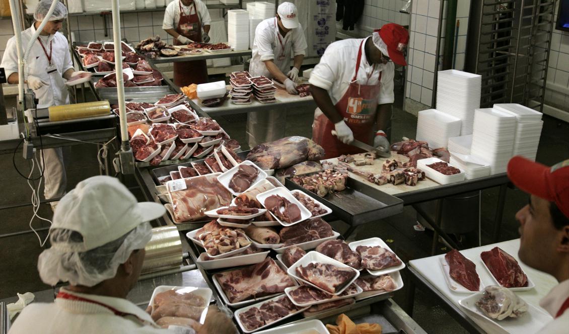 Personal på en stormarknad i Sao Paulo, Brasilien, förpackar kött. Foto: Mauricio Lima/AFP/Getty Images