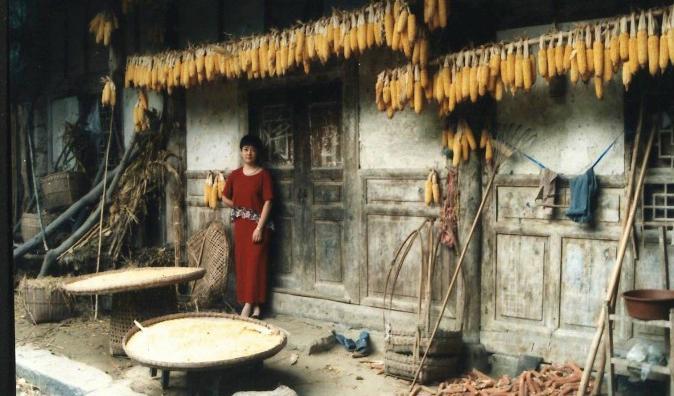 



På 90-talet besökte Jennifer Zeng sina släktingar som bodde kvar i byn där hennes far växt upp. Familjens gamla hus såg fortfarande likadant ut. Foto: privat                                                                                                                                                                                