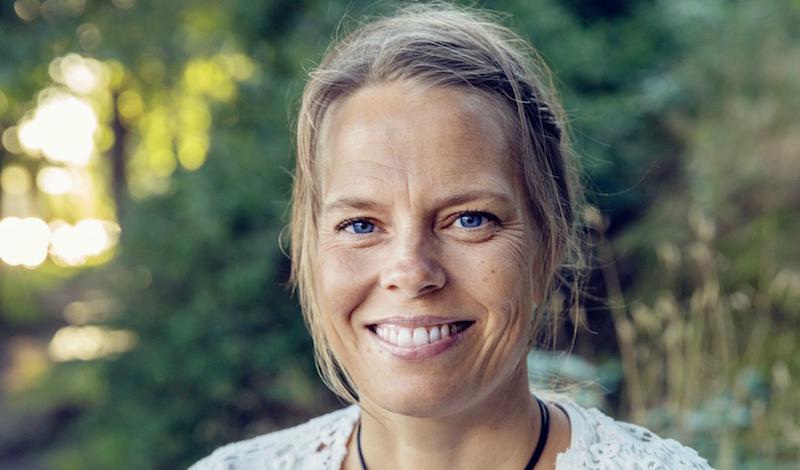 

Tia Jumbe är författare, ayurvedisk hälsorådgivare, yogalärare och journalist. Här tipsar hon om hår- och hudvård helt fria från giftiga ämnen, som du dessutom lätt kan tillverka själv. Foto: Camilla Lindquist                                                                                        