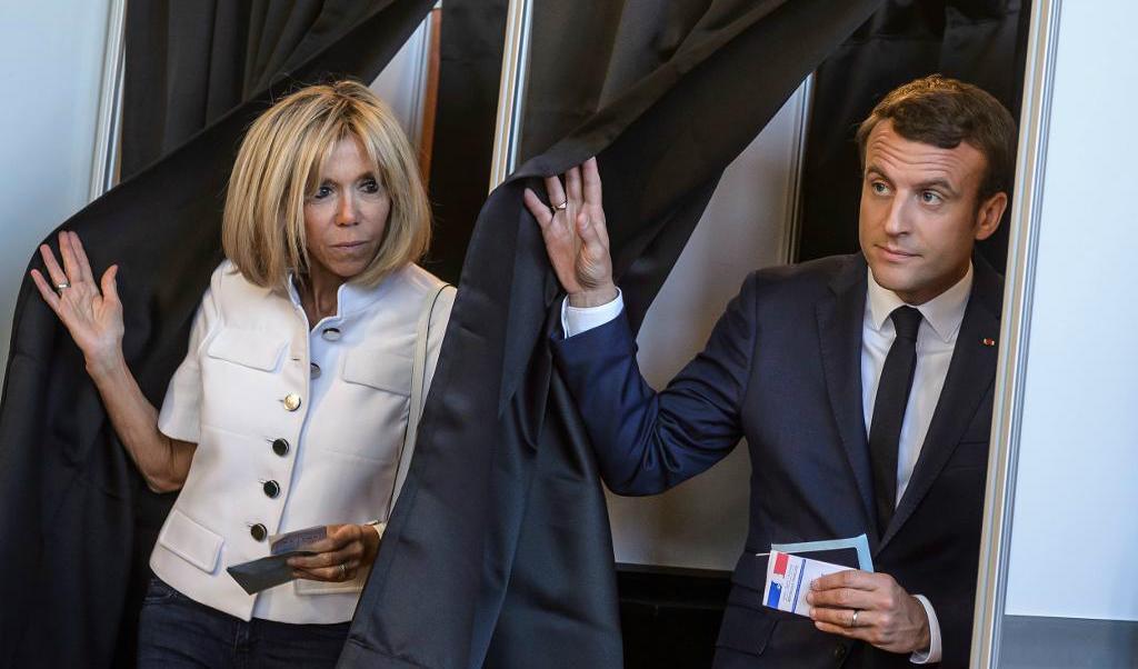 

President Emmanuel Macron och han hustru Brigitte Macron röstade i Le Touquet i norra Frankrike. Foto: Christophe Petit-Tesson/AP/TT                                                                                        