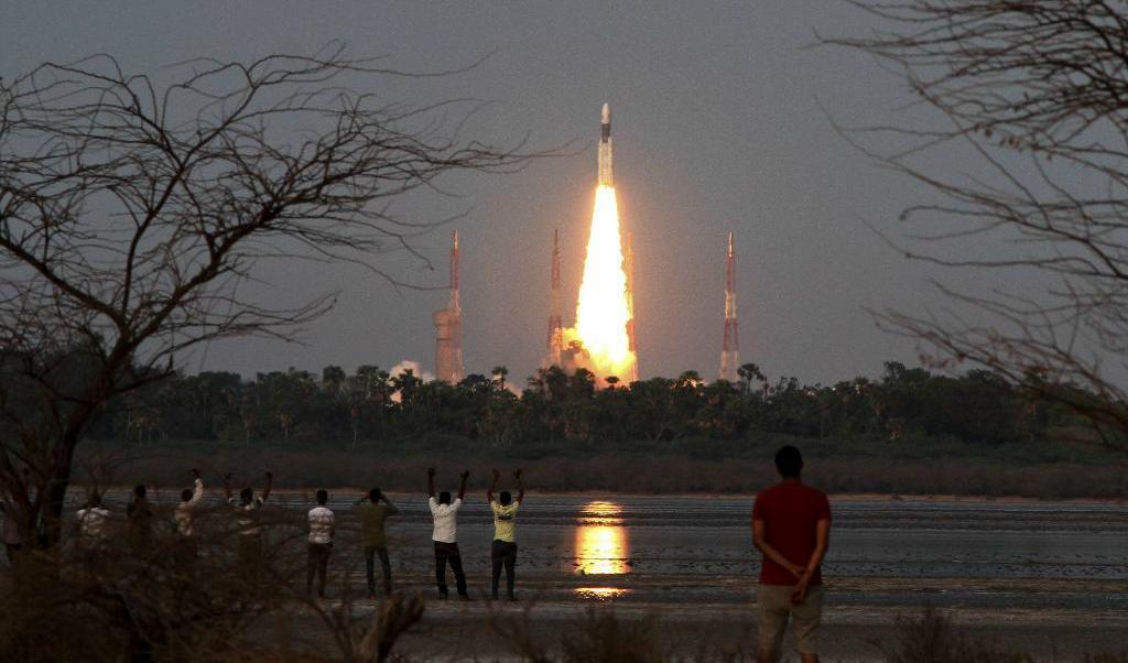 
Åskådare applåderar när raketen Fat boy skjuts upp från avskjutningsrampen i södra Indien. Foto: AP                                            