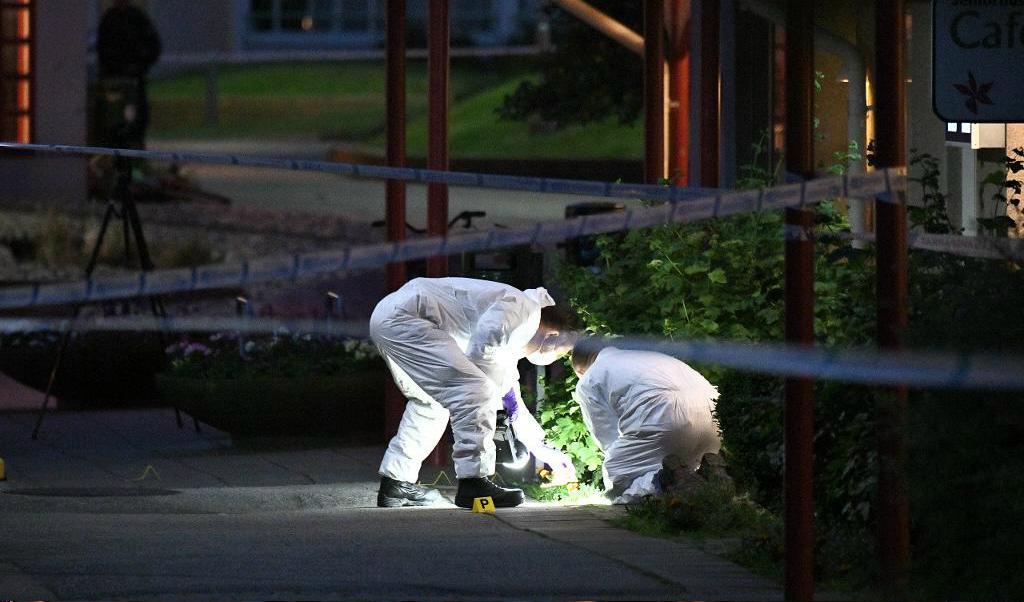 

Polisens tekniker utanför den plats i Holma i Malmö där skottlossning ägde rum på söndagskvällen. Foto: Johan Nilsson/TT                                                                                        