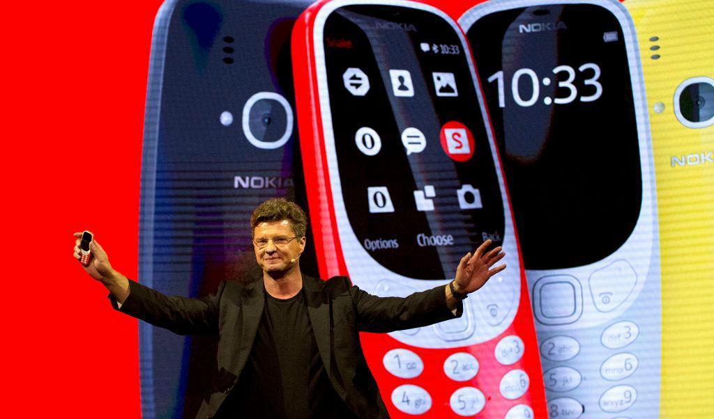 

HMD Globals vd Arto Nummela visar upp den nylanserade Nokia 3310 på mobilmässan i Barcelona i slutet av februari. 3310 säljer bra i hemlandet Finland. Foto: Emilio Morenatti /AP/TT-arkivbild                                                                                        