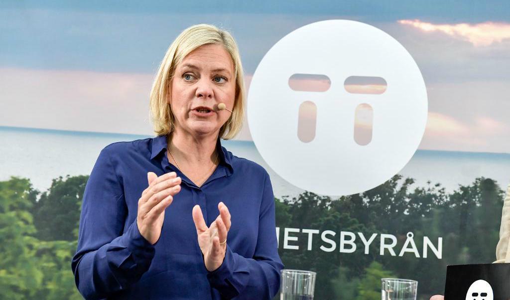 
"Vi är ju ett lite mer pragmatiskt parti, så har det alltid varit", säger finansminister Magdalena Andersson och avfärdar Vänsterpartiets förslag om en ny förmögenhetsskatt och nedtrappat ränteavrag.                                            