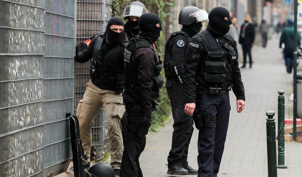 
Belgiska poliser vid en tidigare räd i Bryssel. Foto: Geert Vanden Wijngaert/AP/TT-arkivbild                                            