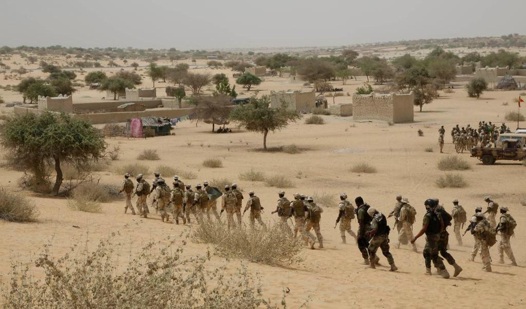 
Tchadiska och nigerianska soldater deltar i en gemensam övning för att förbereda sig på att bekämpa Nigeria-baserade Boko Haram, som även utfört attacker i grannländerna Niger, Tchad och Kamerun. Foto: Jerome Delay/AP/TT-arkivbild                                            