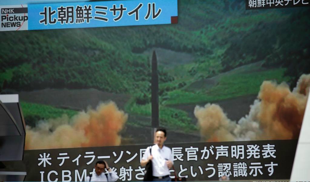 Tv-bilder i Japan visar Nordkoreas uppskjutning av roboten. Foto: Eugene Hoshiko/AP/TT