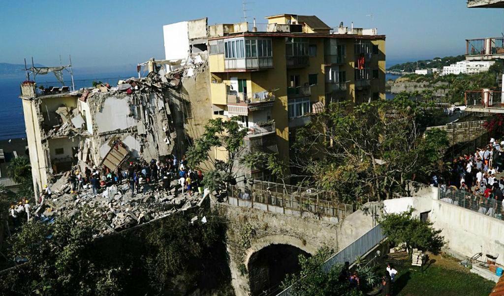 



Huset utanför Neapel rasade samman tidigt på morgonen. Foto: Ciro Fusco/AP/TT                                                                                                                                                                                