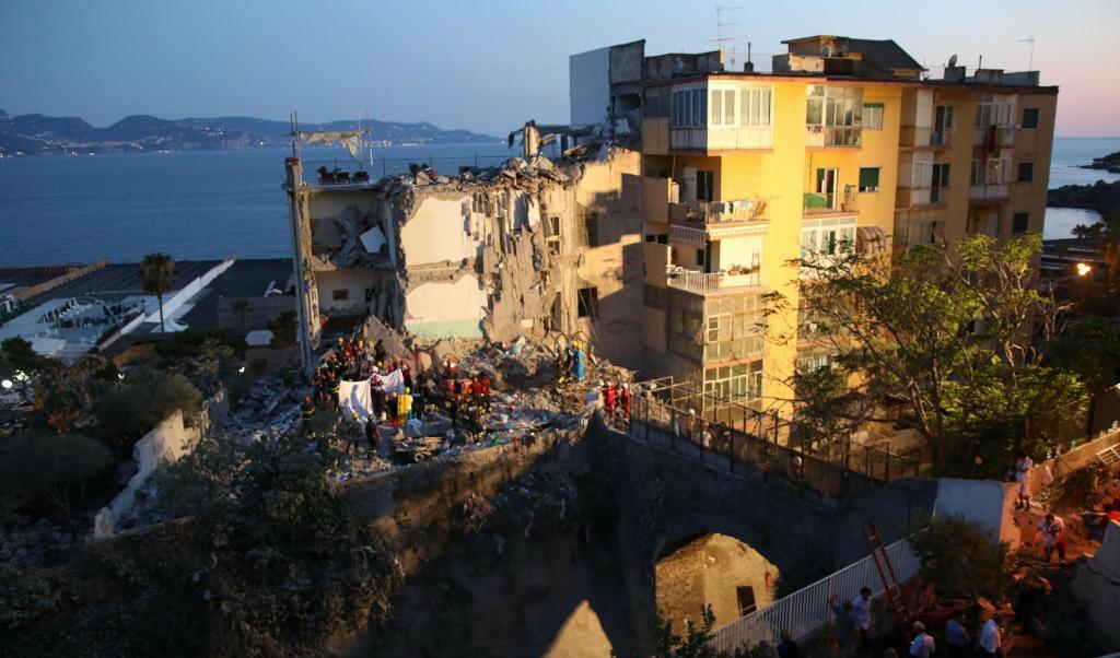 
Åtta människor har nu hittats döda i ruinerna av huset som rasade samman i Italien. Foto: Ciro Fusco/AP/TT                                            