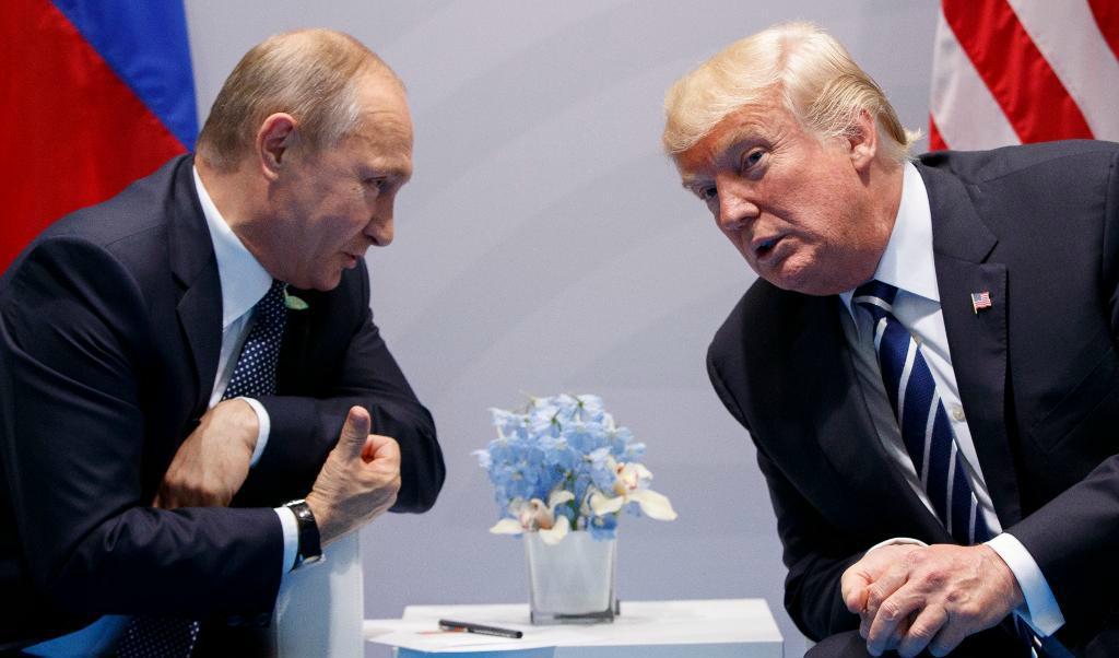 Rysslands och USA:s presidenter Vladimir Putin och Donald Trump under G20-mötet i Hamburg, där stormakterna kom överens om att försöka genomdriva en partiell vapenvila i Syrien.
Foto: Evan Vucci/AP/TT