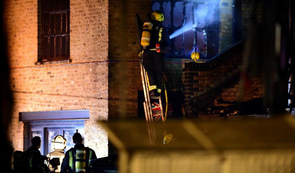 
En kraftig brand rasade under natten i stadsdelen Camden i nordvästra London. Tidigt på morgonen meddelade räddningstjänsten att branden var under kontroll. Foto: Hannah Mckay/Reuters/TT                                            