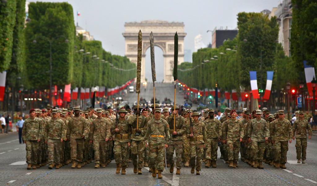 
Amerikanska soldater övar inför militärparaden som går av stapeln på den franska nationaldagen. Foto: Thibault Camus/AP/TT                                            
