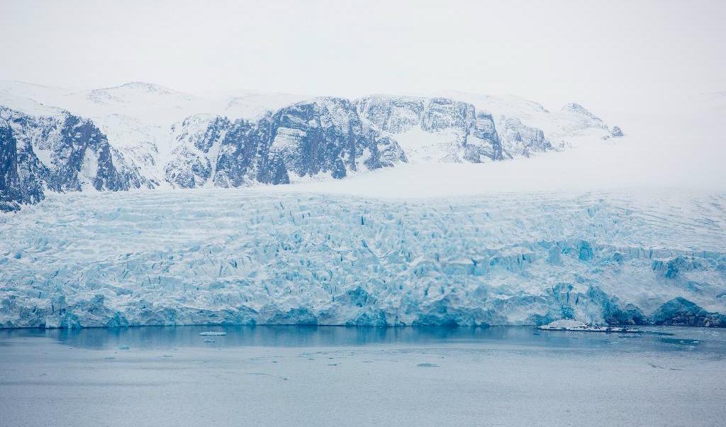 
En glaciär som långsamt tippar i havet på Svalbard, som tillsammans med Arktis är det område i världen där klimatförändringarna märks mest och först. Foto: Tore Meek/NTB/TT-arkivbild                                            