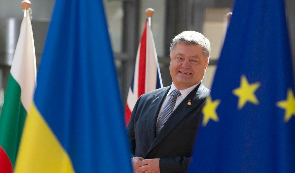 
Ukrainas president Petro Porosjenko vill se ett tätare samarbete med EU. Här vid ett möte med Europeiska rådets ordförande Donald Tusk i juni i år. Foto: Virginia Mayo/ AP/TT-arkivbild                                            