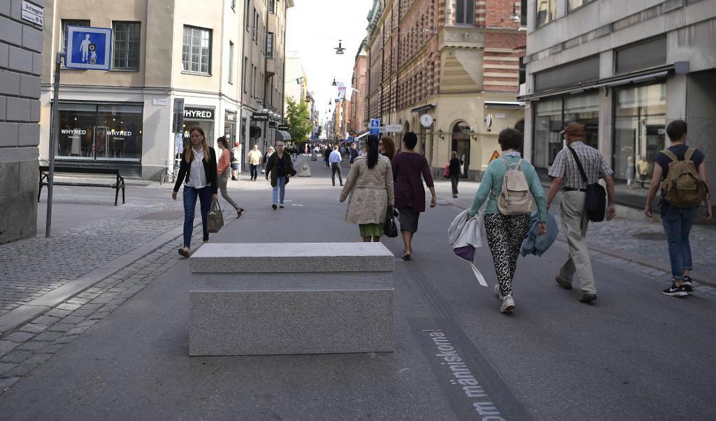 Granitblocken på Drottninggatan i Stockholm ska komplettera betonglejonen för att begränsa framkommande trafik. Foto: Erik Simander/TT
