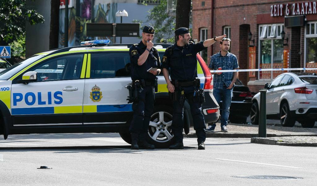 
Polisen har utökat avspärrningarna på Bergsgatan i centrala Malmö efter skottlossning. Foto: Johan Nilsson/TT                                            