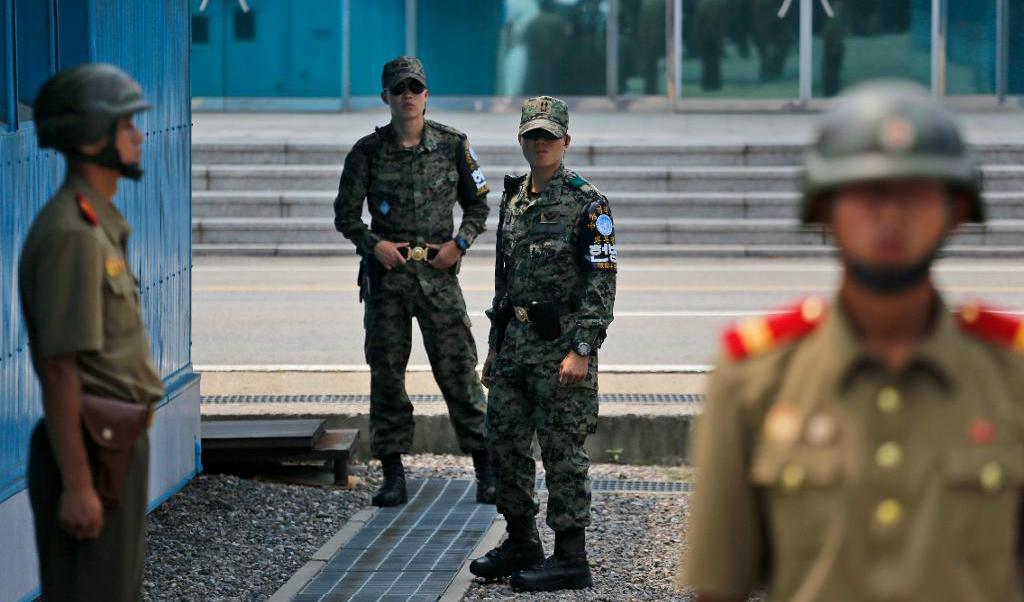 
Soldater vid DMZ, den så kallade demilitariserade zonen mellan Nord- och Sydkorea. Foto: Dita Alangkara/AP/TT-arkivbild                                            