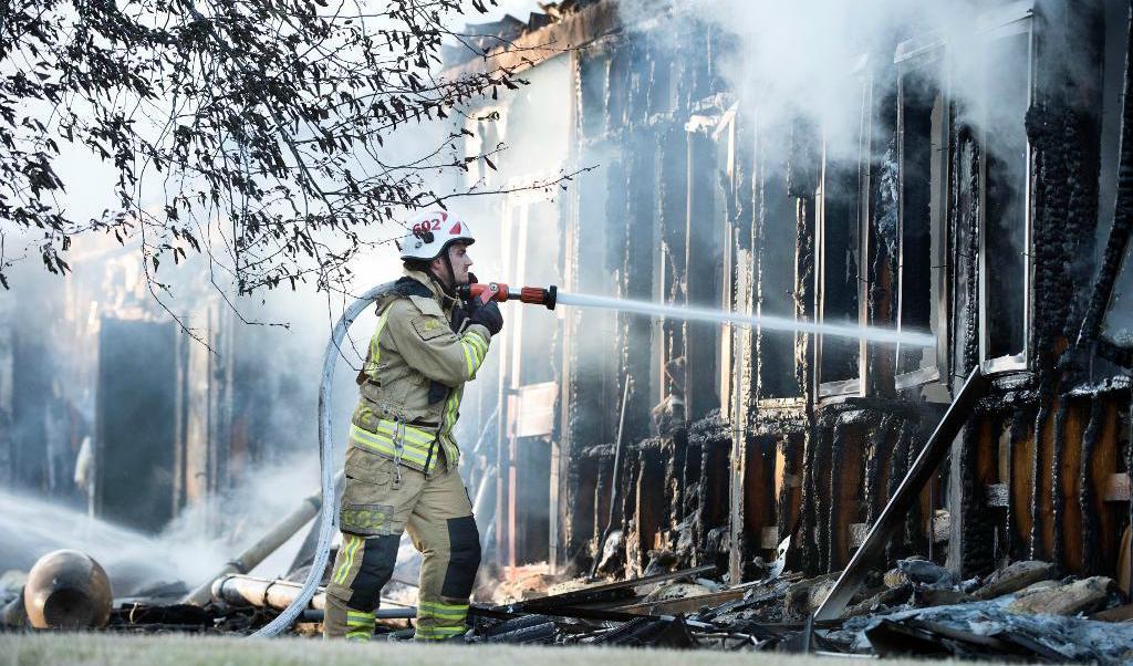 
Ett HVB-hem i värmländska Skoghall började brinna tidigare i kväll. Två av hemmets tre delar är totalförstörda. Foto: Tommy Pedersen/TT                                            