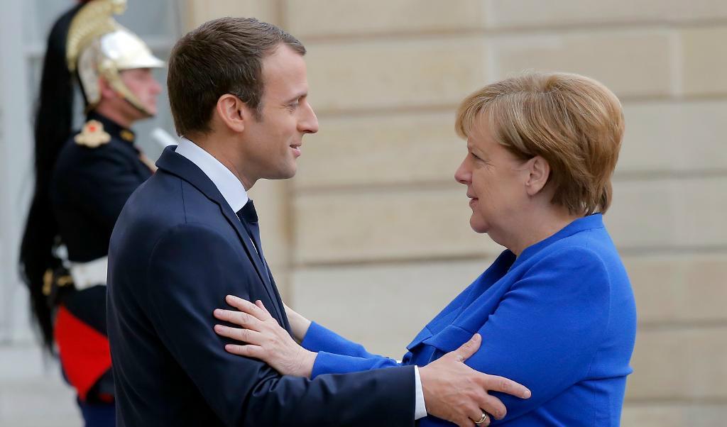
Frankrikes president Emmanuel Macron hälsar sin tyska kollega Angela Merkel välkommen inför mötet i Paris. Foto: Michel Euler AP/TT                                            