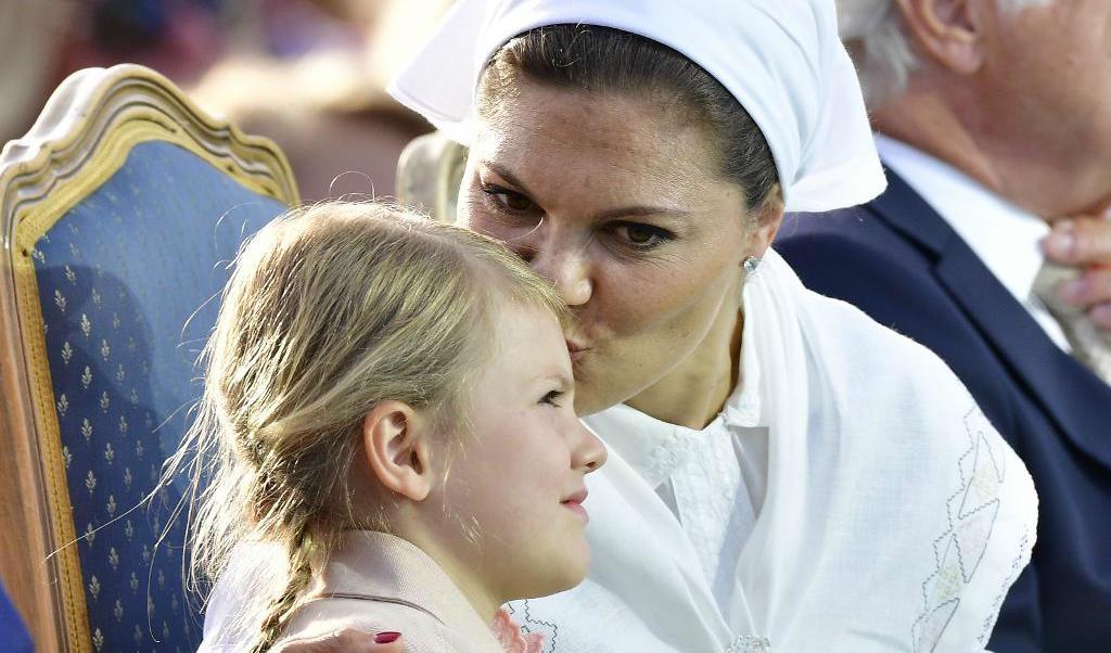 Prinsessan Estelle får en puss av mamma kronprinsessan på Borgholms IP på Öland. Foto: TT