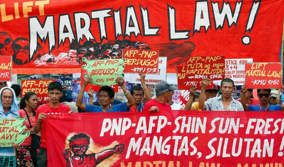 
Filippinernas president vill förlänga det militära undantagstillståndet på ön Mindanao, trots hård kritik, som på denna demonstration i Manila på tisdagen.
Foto: Bullit Marquez AP/TT                                            